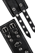 Оковы с двумя ремнями и красной подкладкой