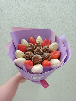 Клубничный букет " Сладкий подарок"