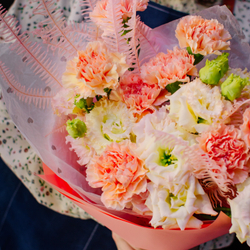 13. Романтичный персиковый букет с эустомой