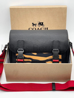 Черная кожаная сумка Coach через плечо с красным плечевым ремнем