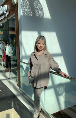 Удлиненная рубашка с кармашками и перфорацией