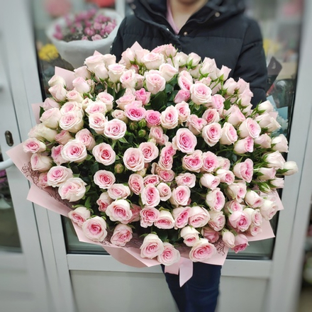 Букет из 21 розовых кустовых роз сорта "Good Mood"