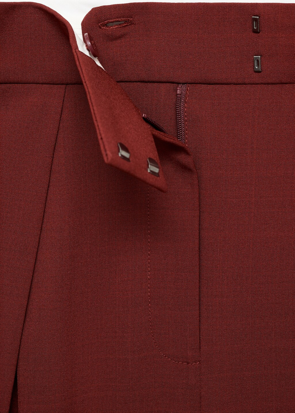 Костюмные брюки с широкими штанинами и защипами