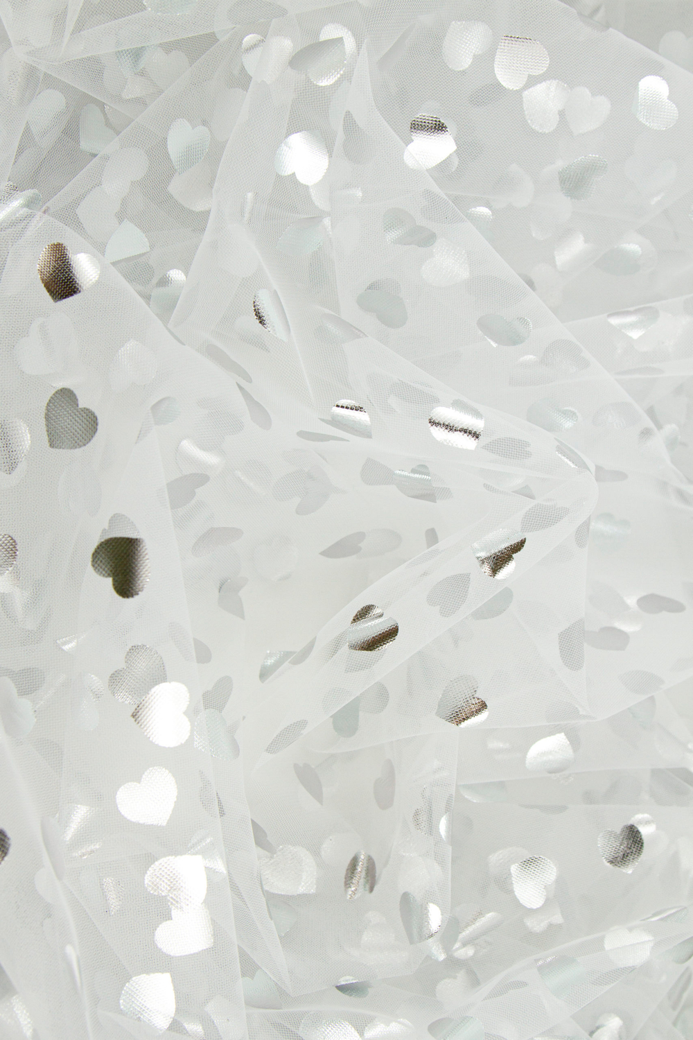 Фатин средней жёсткости фольгированный белый с серебристыми сердечками метражом