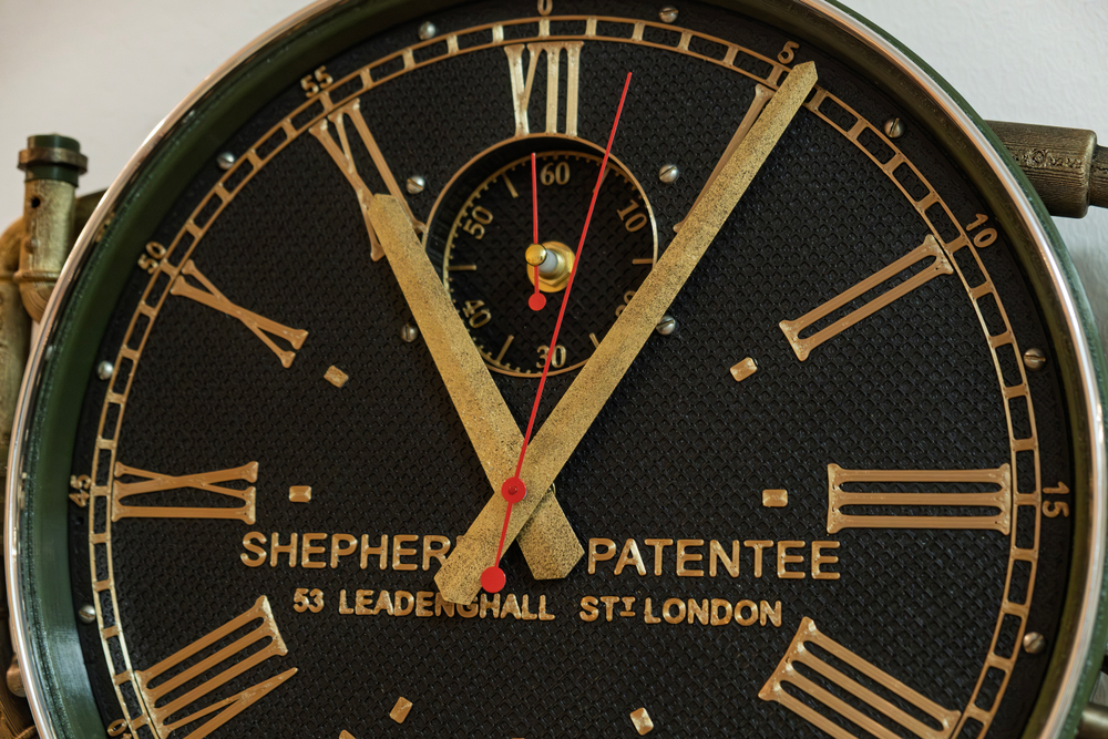 Настенные часы Oriental Express WOODandROOT, деталь циферблата с римскими цифрами и секундным указателем