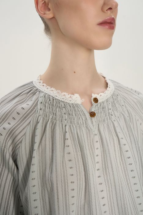Блуза серая с кружевом