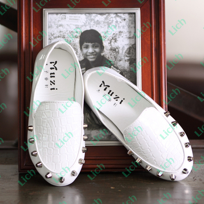 Мокасины детские из однотонной кожи с декором шипами