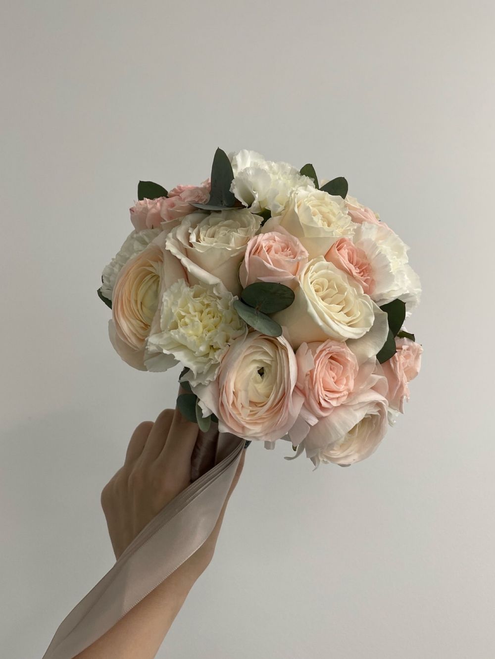 Свадебный букет из диантусов, ранункулюсов, эвкалипта, кустовых пионовидных и одноголовых роз