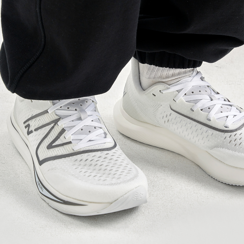 Кроссовки New Balance Fuelcell Rebel V3