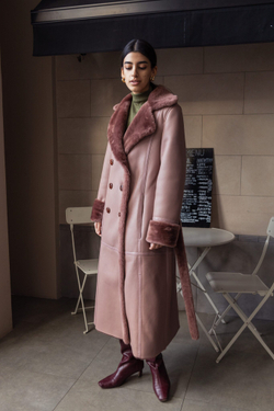 Дубленка-пальто розовая