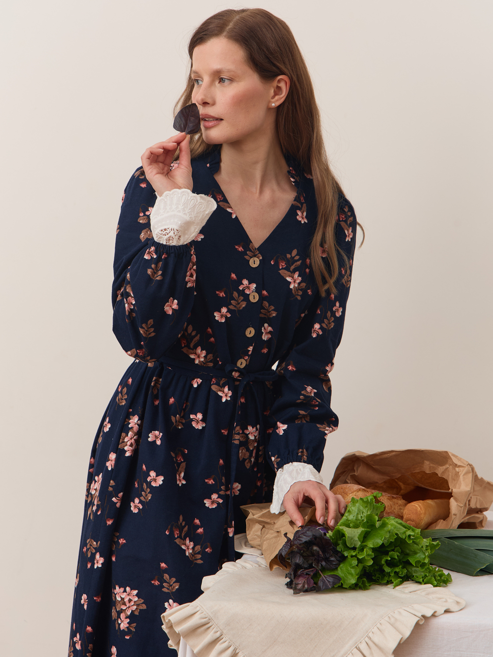 Платье с воротником стойкой