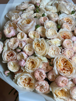 Пышный букет роз кустовые и одноголовые