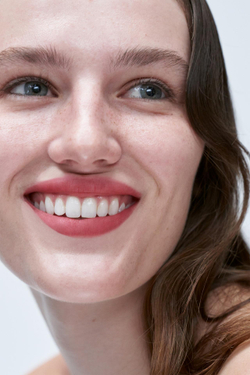 ZARA Матовый блеск для губ, нежно-красный