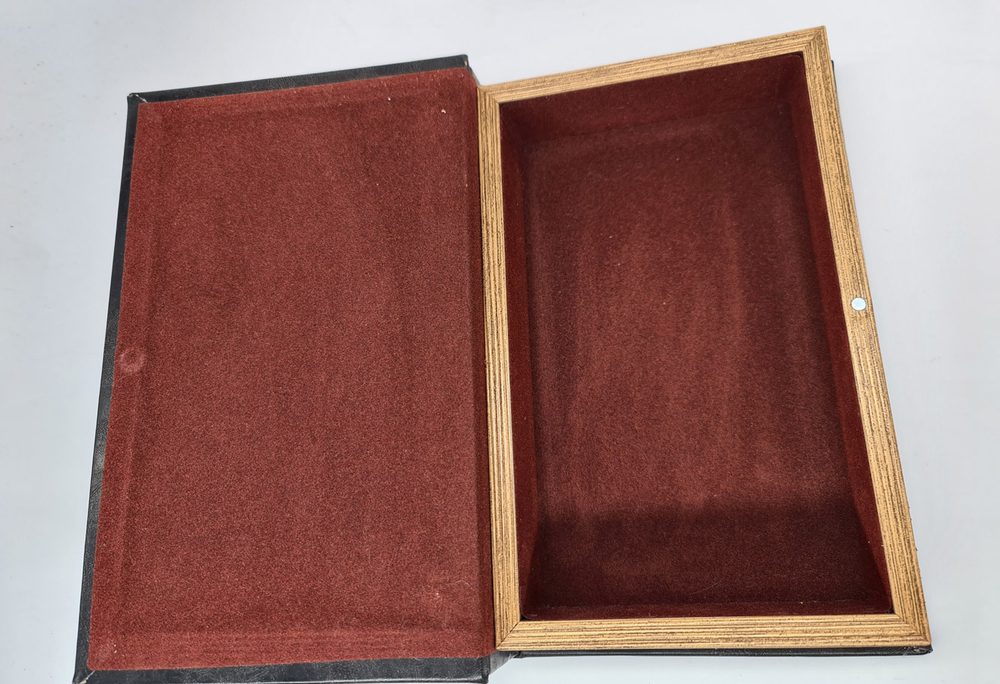 Футляр-шкатулка в форме книги