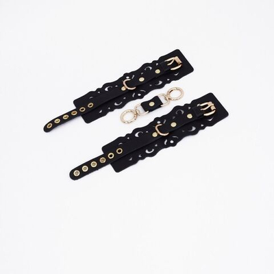 Черные кожаные наручники с узорами и золотистой фурнитурой (Цвет: черный с золотистым)