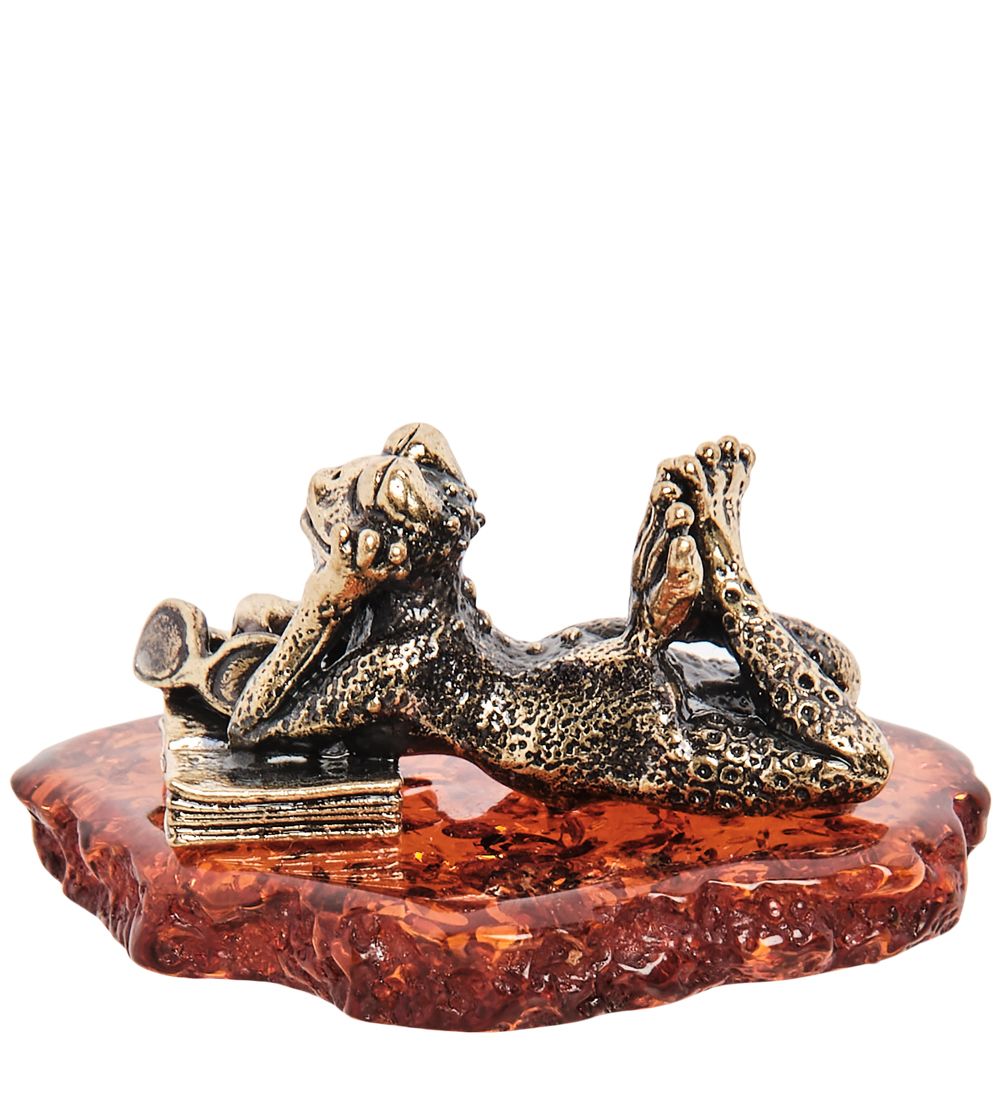 Народные промыслы AM-1092 Фигурка «Лягушка с книжкой на пляже» (латунь, янтарь)