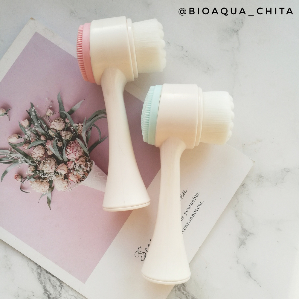 Двухсторонняя щёточка для умывания