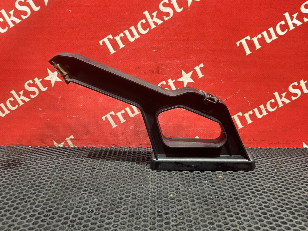 Кронштейн солнцезащитного козырька правый