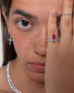 Кольцо тонкая дорожка, овальный красный циркон