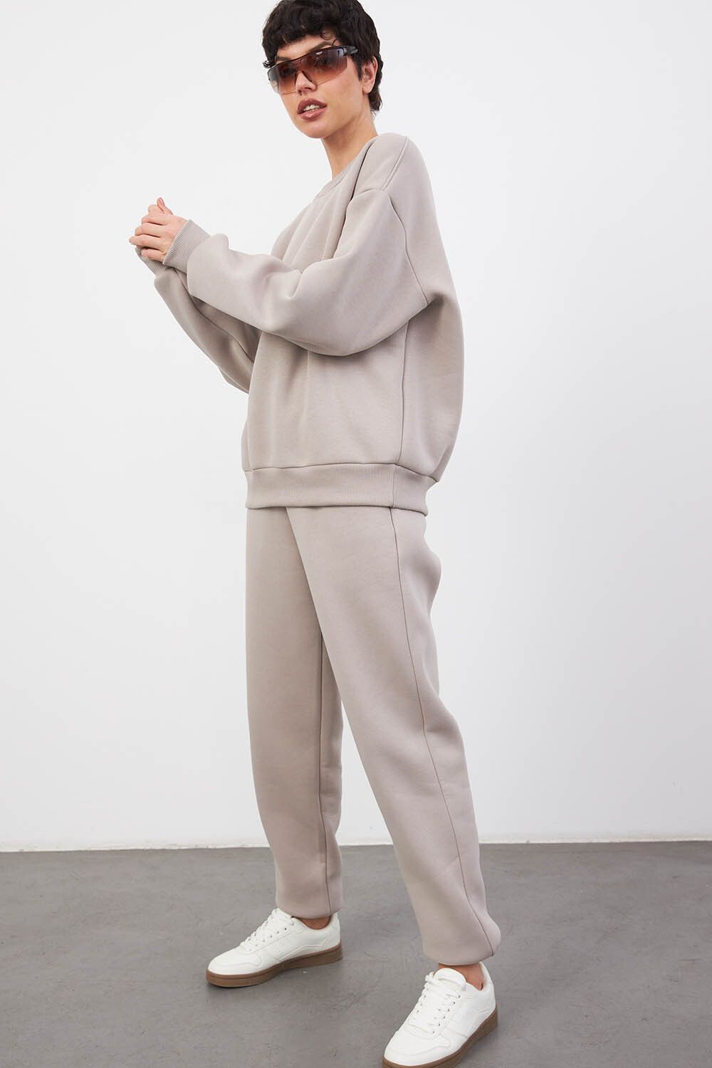 Утепленный свитшот цвета туман