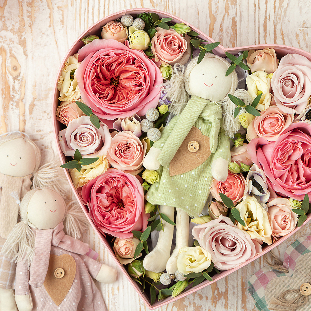 Коробка в форме сердца с тряпичной куколкой и цветами (31х30см)