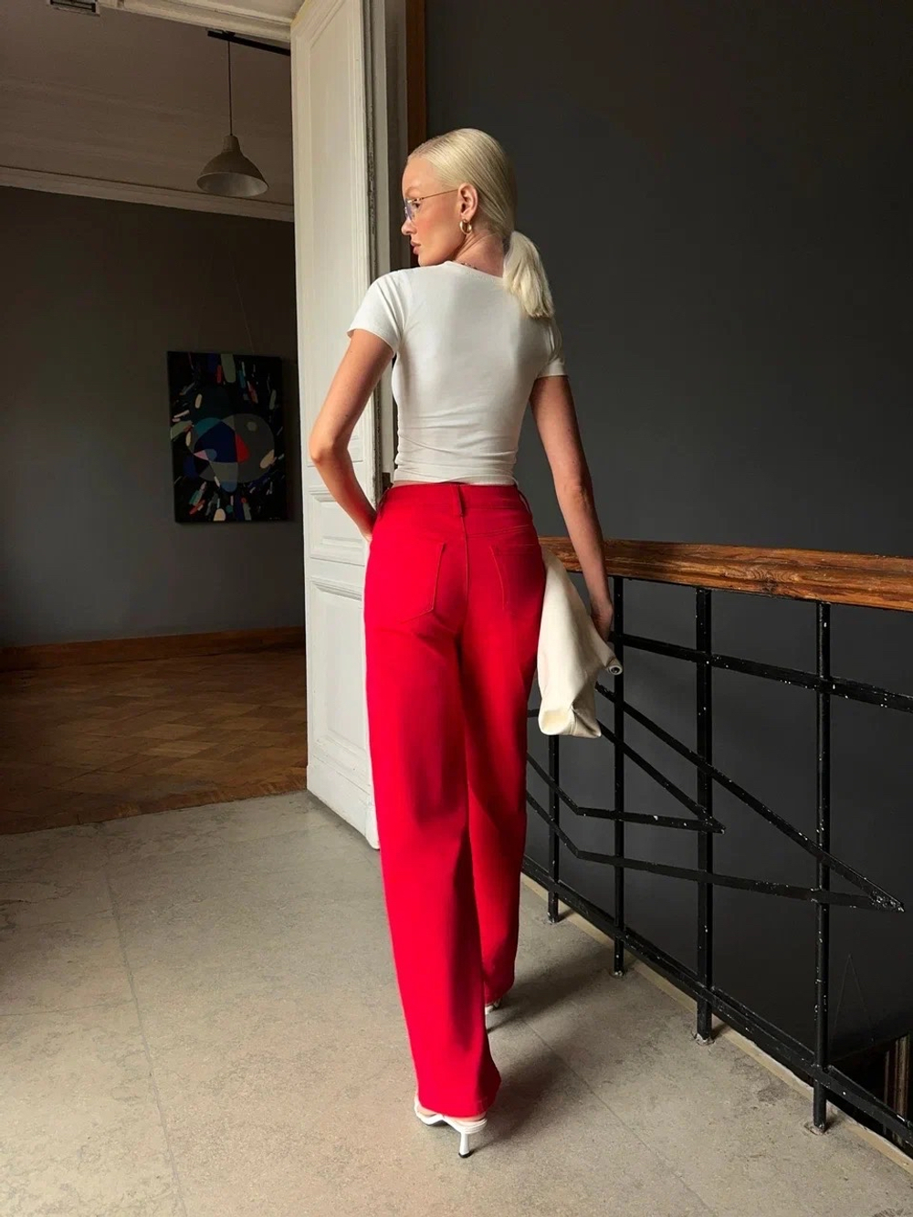 Джинсы в красном цвете прямого кроя