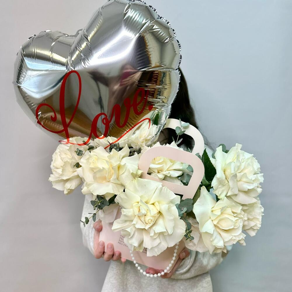«Жемчужная леди» композиция из белых французских роз с фольгированным шаром в виде сердца