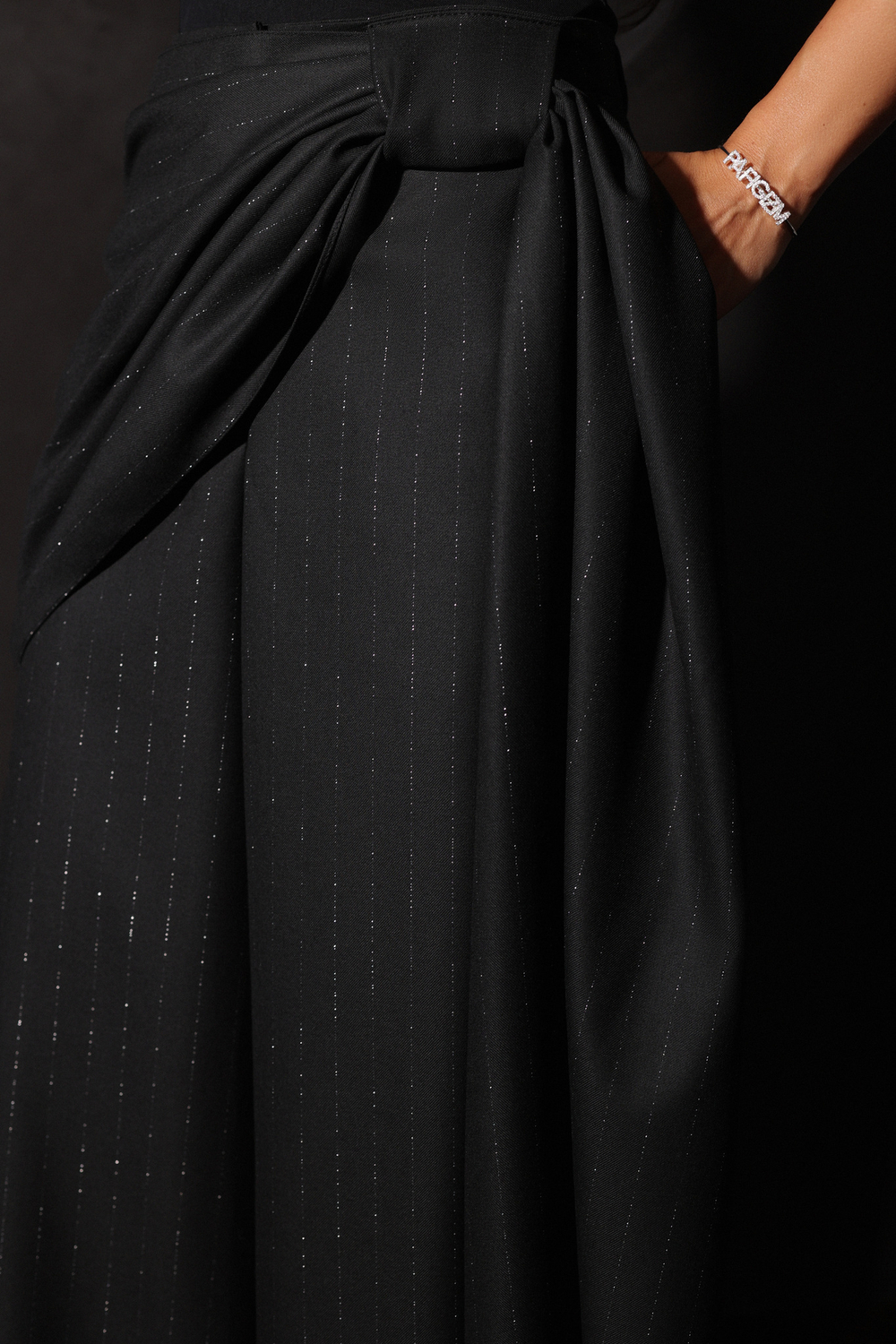 Брюки в полоску с драпировкой