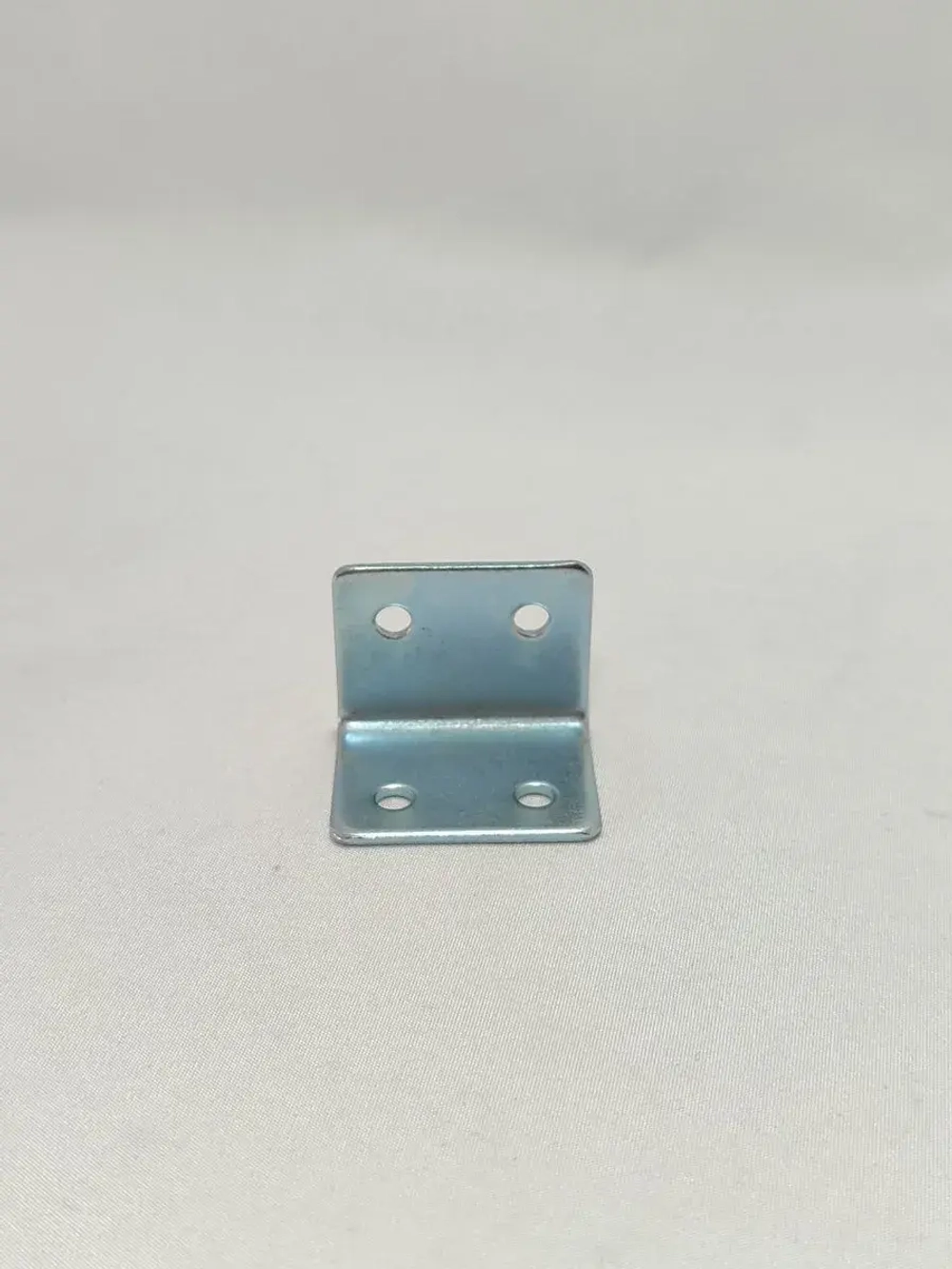 Уголки металлические крепёжные мебельные 23 мм/12штук