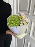 Сборный букет с зеленой гортензией, нежных кустовых роз и ромашки