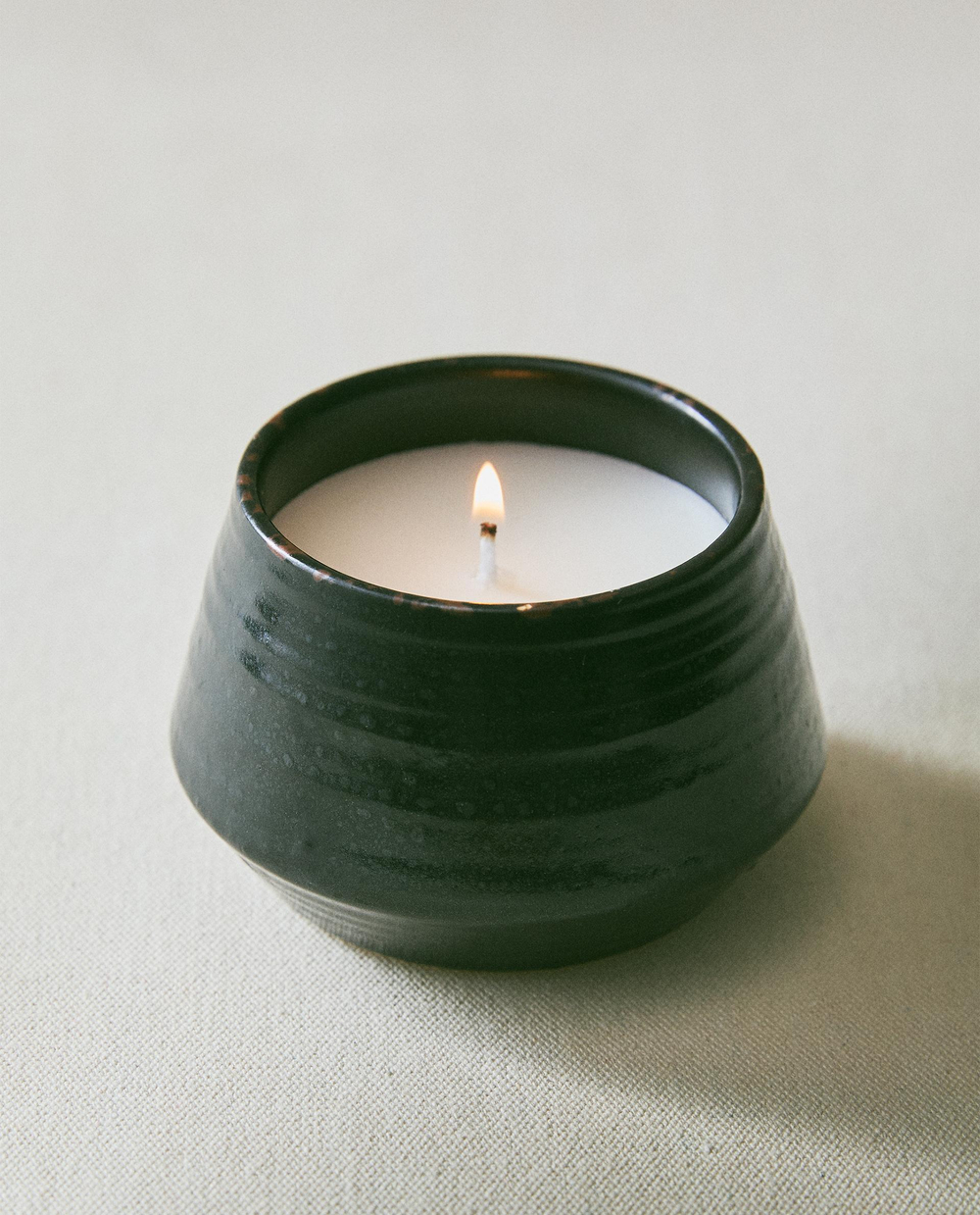 Zara Home Свеча ароматическая Velvet Cuir 170 г, растительный воск, аромат восточный древесный, Коричневый