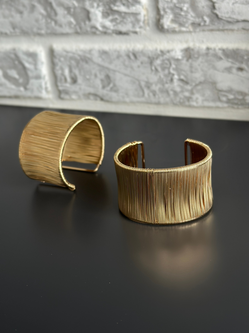 Браслет жесткий гладкий безразмерный, оттенок золото