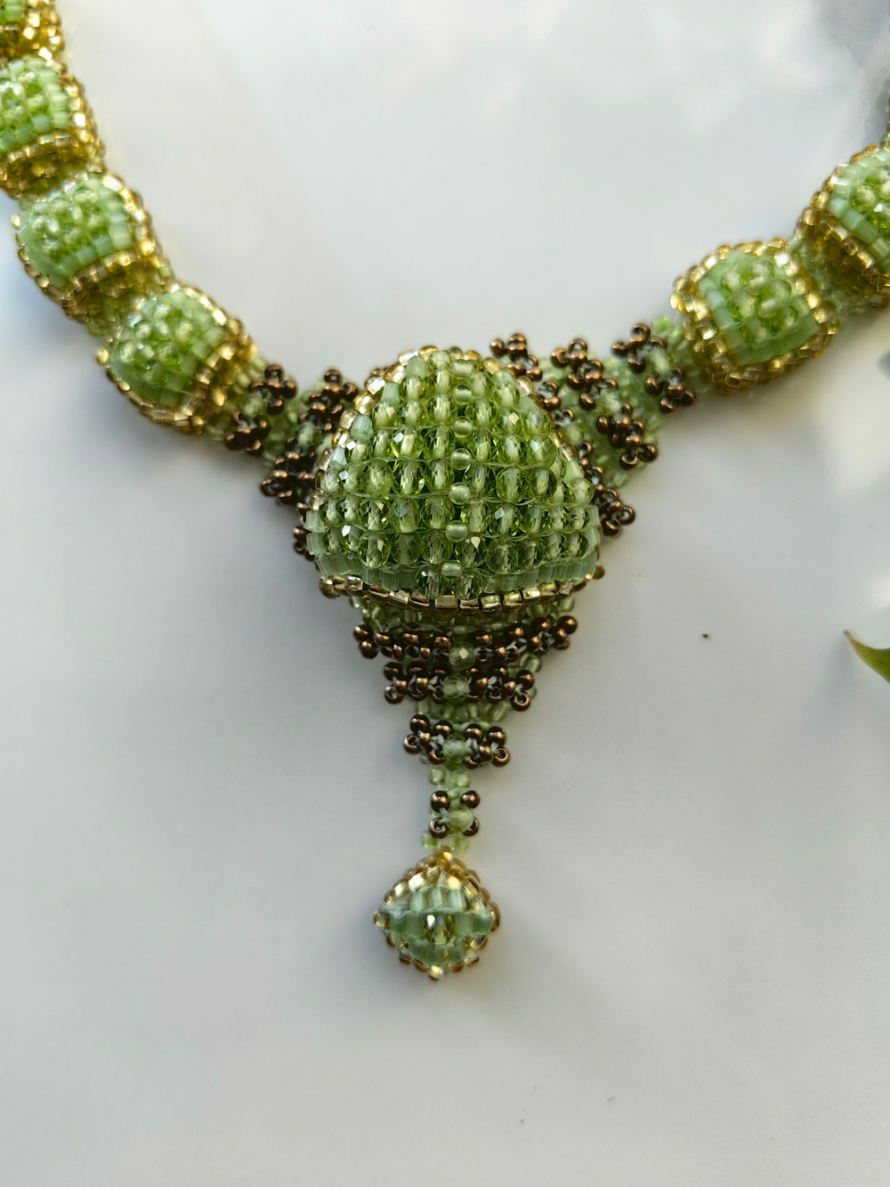 Колье из бисера "Ника" ручной работы с камнем Хризолит