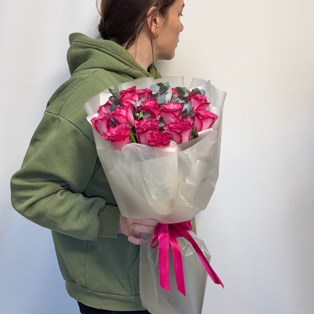 Букет из 15 шт яркой розы (40 см ) и эвкалипта
