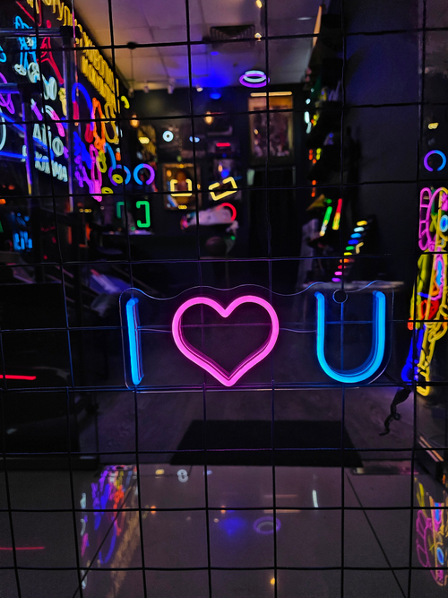 Неоновая вывеска "I love you"