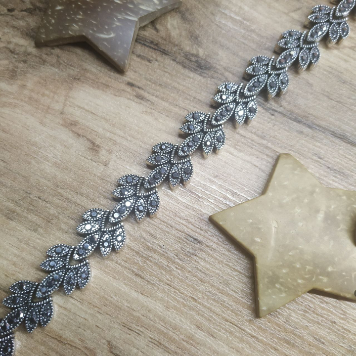 Браслет Vogue Лотос стразы графитовые металл серебристый на красном бархате