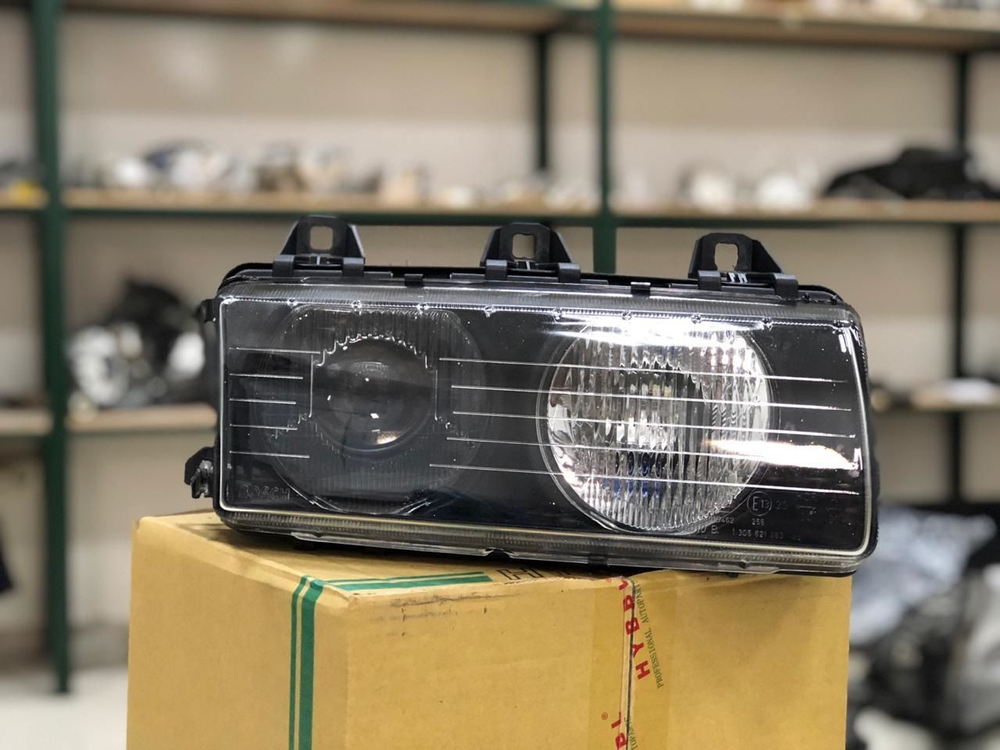 Кронштейн фары BMW E36/ Направляющие корректора фары BMW E36