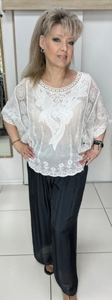 Белый нарядный с ажурной вставкой блузон