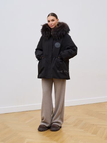 Черная пуховая парка с меховым капюшоном
