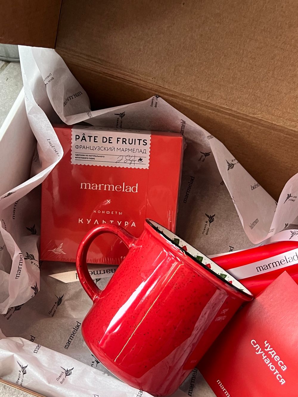 Новогодний бокс- мармелад, кружка, свечи и подсвечник
