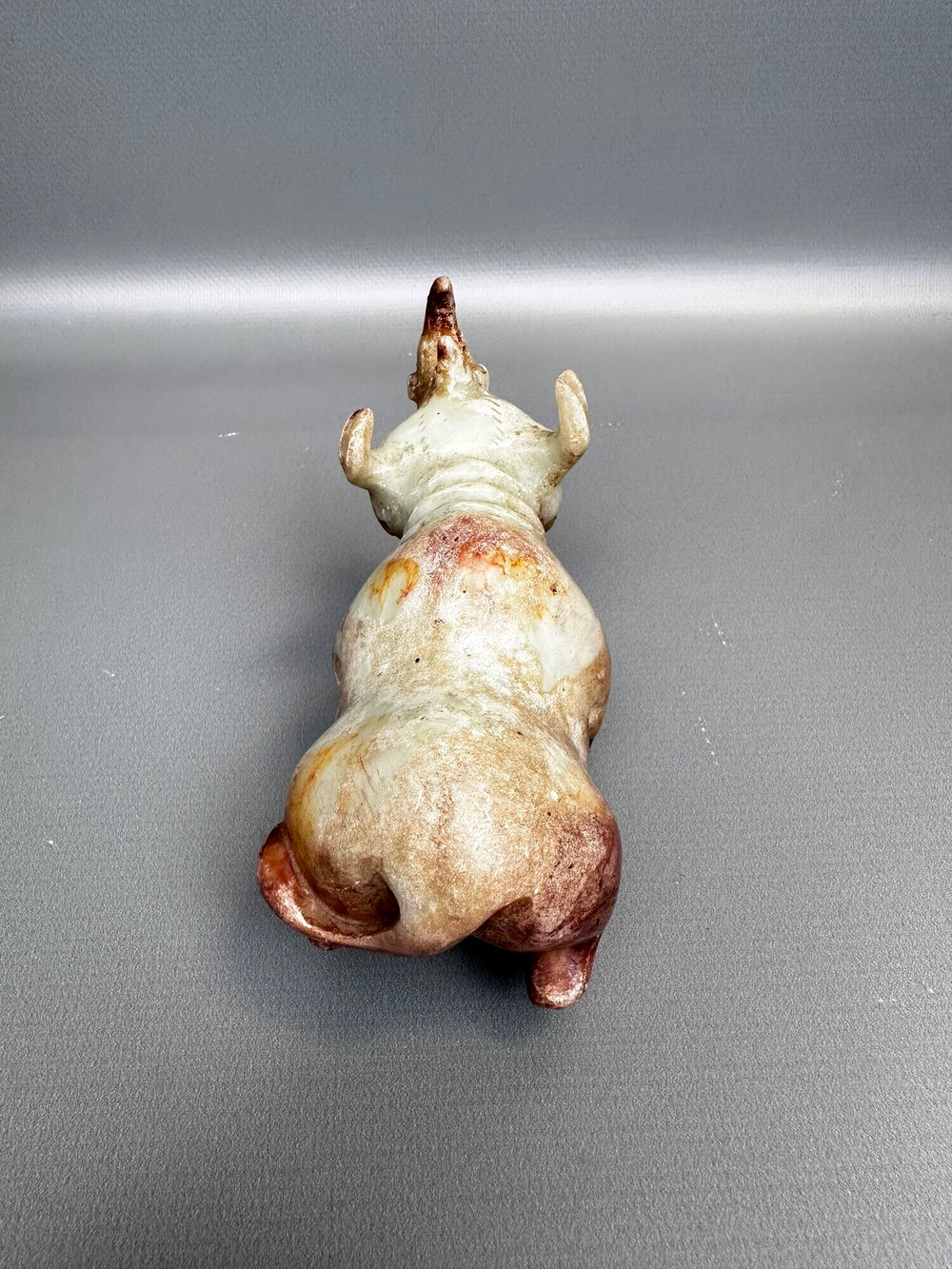 Фигура носорога из камня