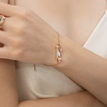 Браслет «Стильная фантазия» из комбинированного золота c натуральными топазами white Артикул: 05-0699-00-201-1111