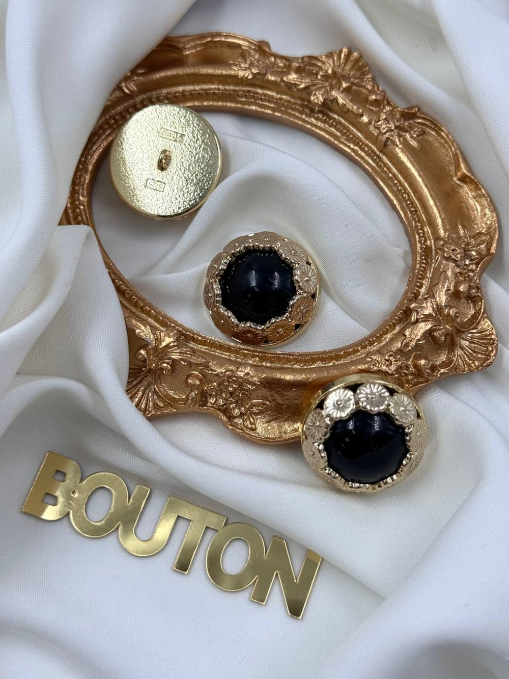 Пуговицы золотистые объемные с черным камнем и обрамлением в форме цветочков