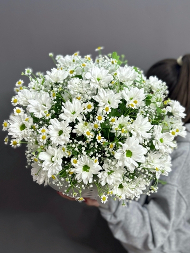 Композиция в корзине с ароматными ромашками