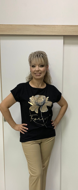 Черный блузон с бежево-золотым принтом в виде цветка