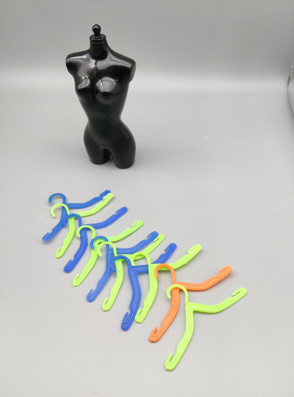 Аксессуар для куклы Барби винтаж - лот вешалок 0707