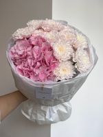 Авторский букет из гортензии и хризантемы