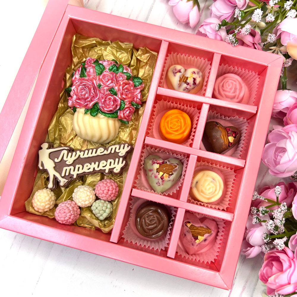 Шоколадный подарок "Лучшему тренеру. Фигурное катание. Ваза с розами": шоколадка-надпись, фигурка и 8 конфет ручной работы