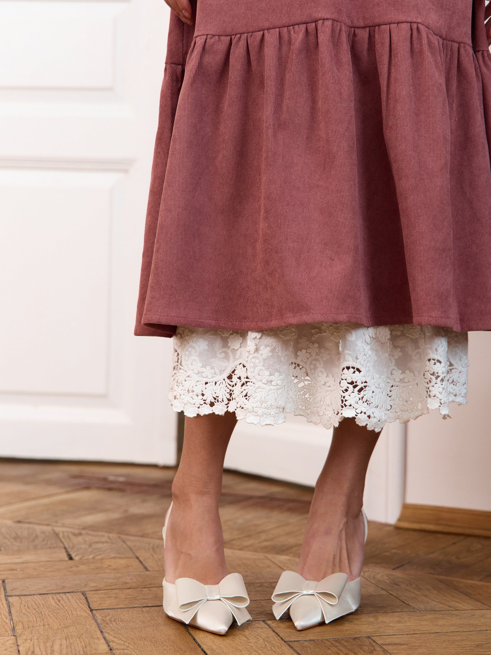 Платье с широкими манжетами