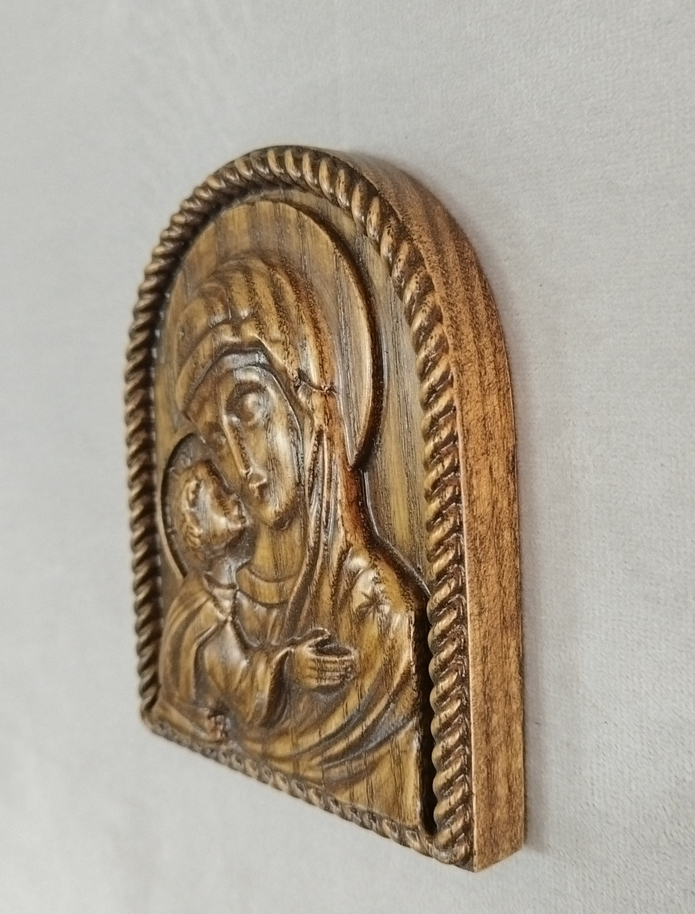 Деревянная икона Пресвятой Богородицы